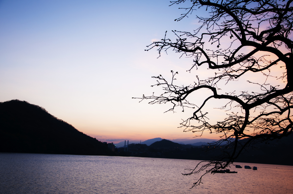 相模湖と夕焼け空