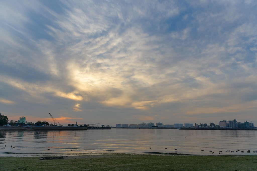 水温む港夕景４