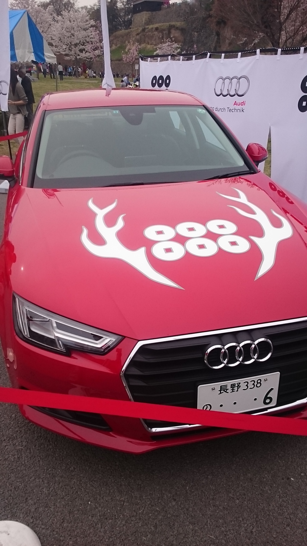 Audi A4 セダン(ラッピング車)