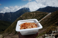 焼きそばごしの甲斐駒ケ岳