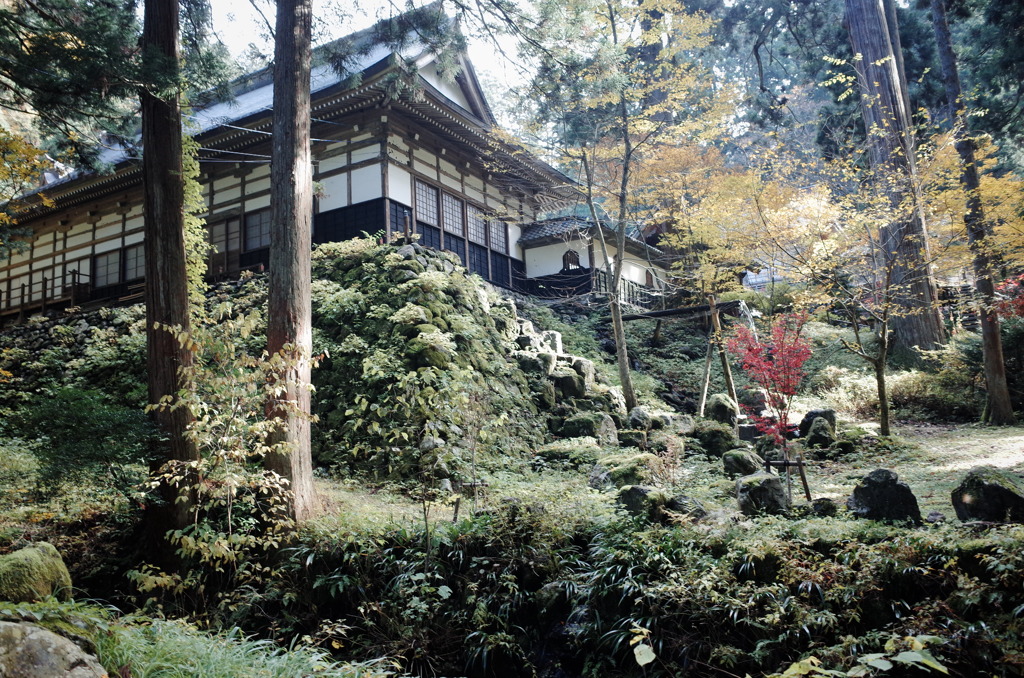 冬前の山寺