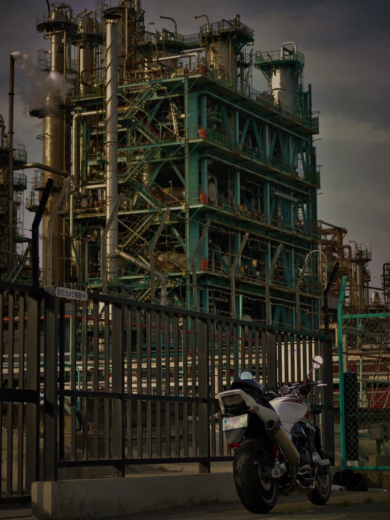 工場とバイク