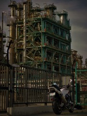 工場とバイク