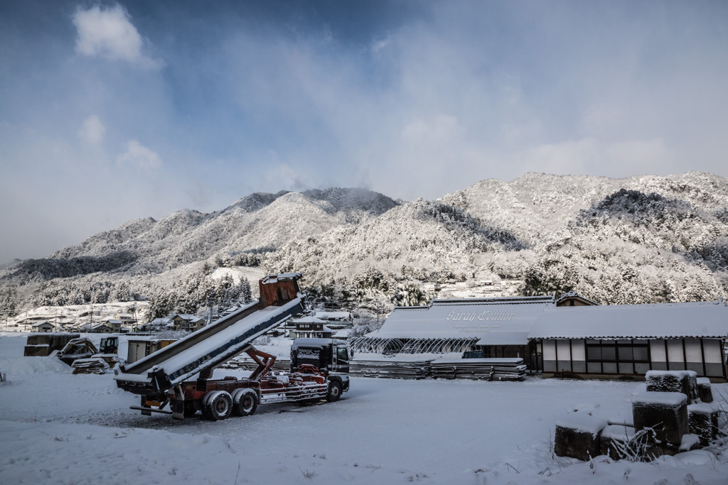 ダンプと雪山