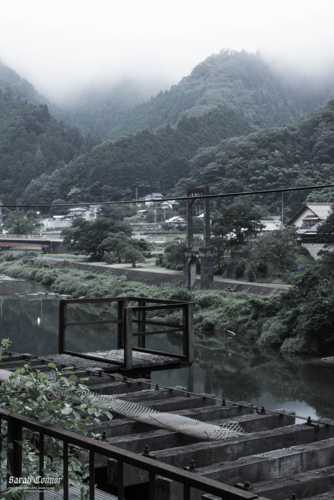 古い橋脚のある風景