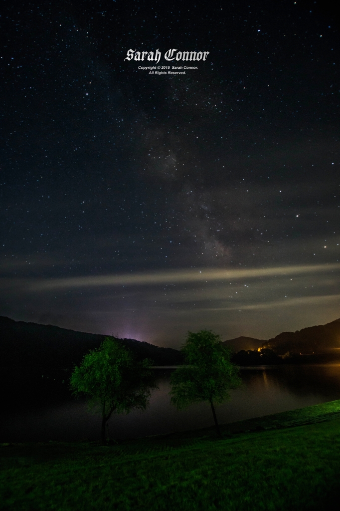 夜の湖畔で星空を