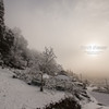 霧の朝に陽が昇る