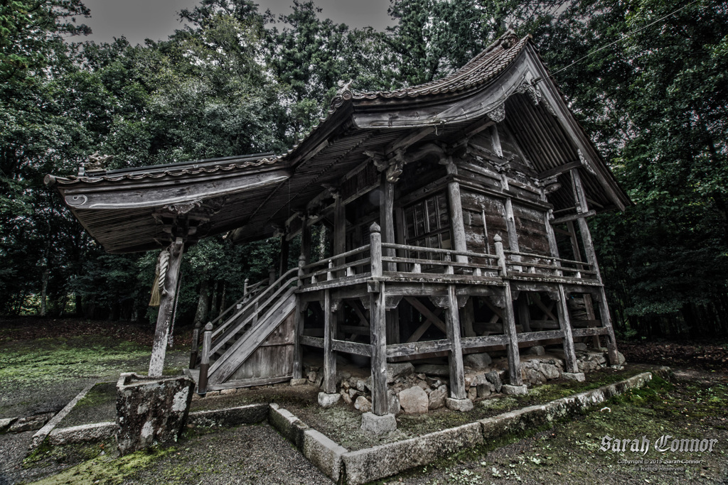 神社側面