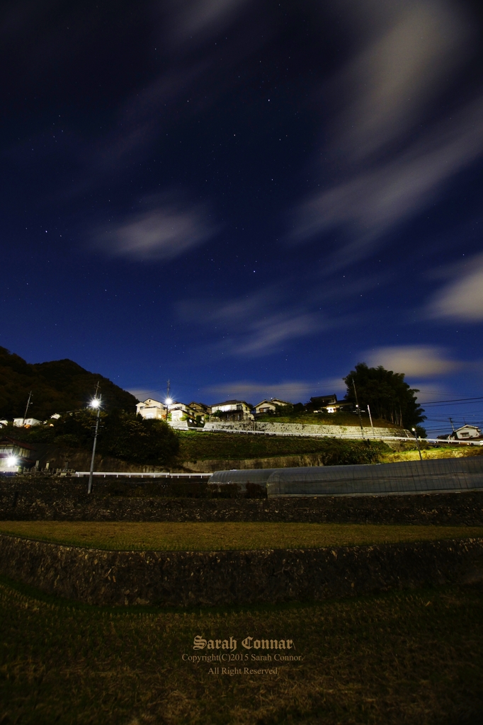 蒼い夜空に星散りばめて