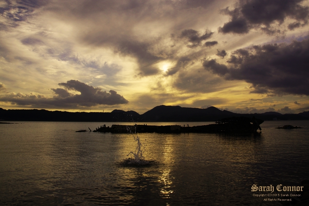 大根島の廃船夕景-4