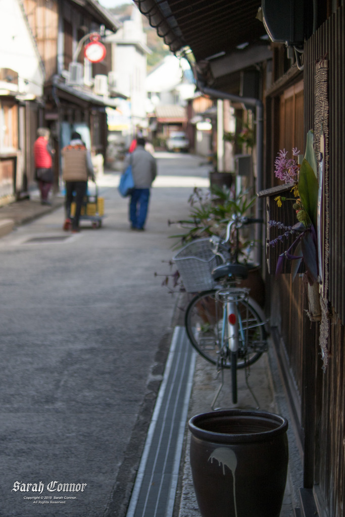 路地を曲がると