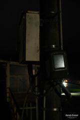 夜中の電機メーターの反射を撮るひと