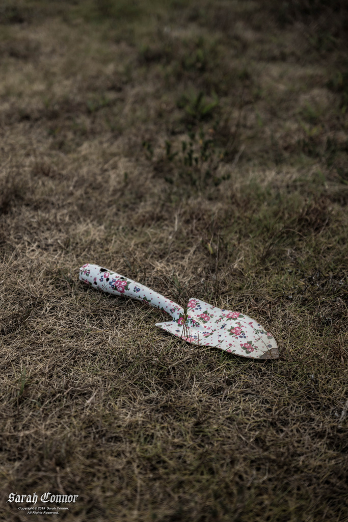 置き去りの花柄シャベル