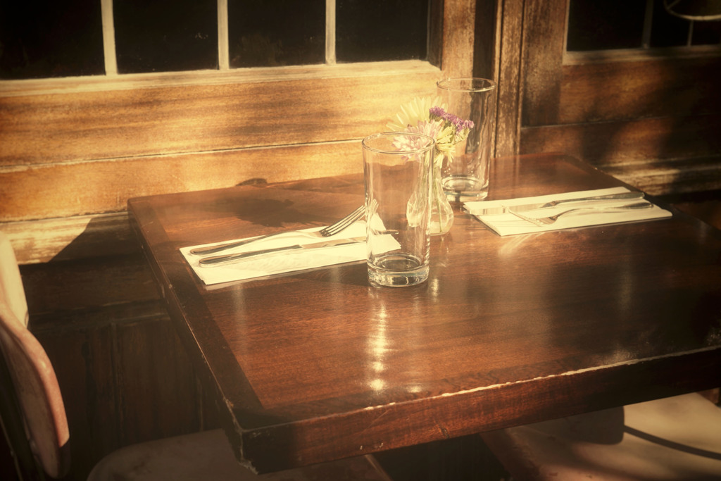 陽の当たるテーブル
