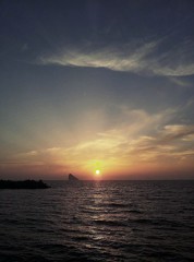 大島と夕日