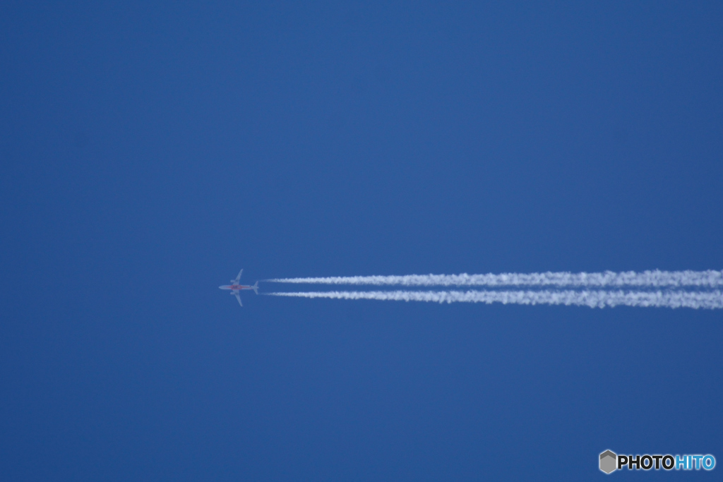 青いキャンバスを割く