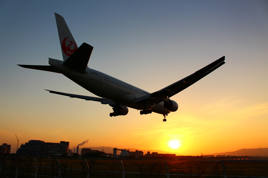夕暮れ飛行機。
