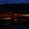 闇夜に浮かぶ社