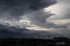 暗雲、迫り来る