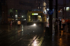 雨と路面電車の長崎