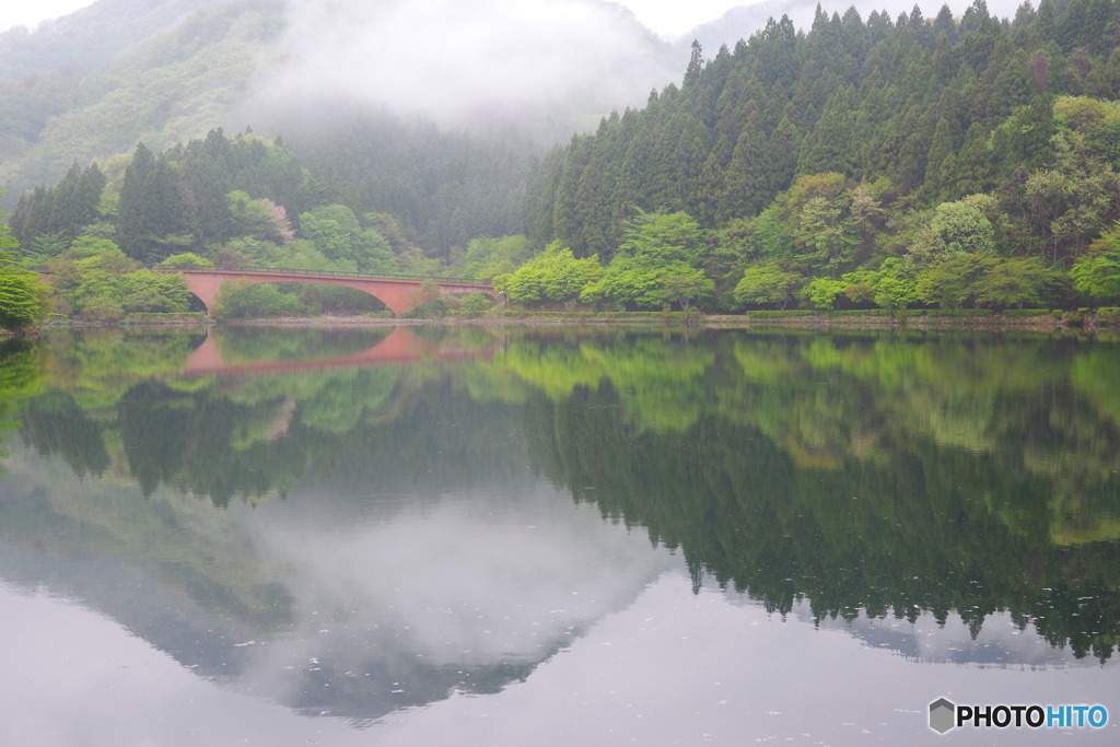 静かな湖面
