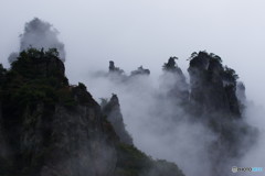 霧まく妙義山