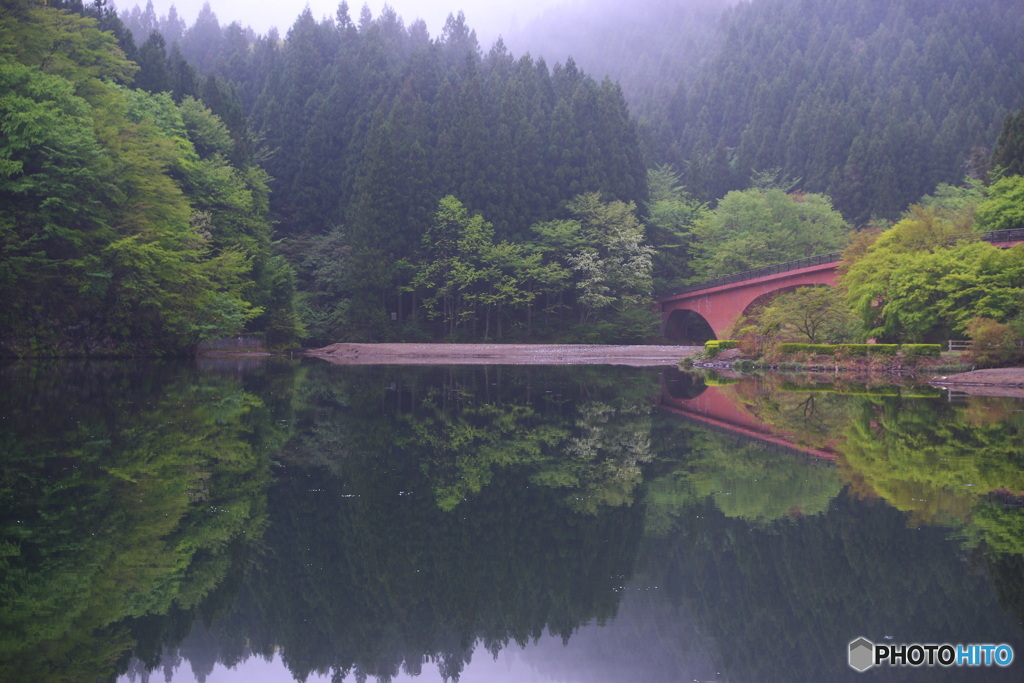 ダム湖の朝