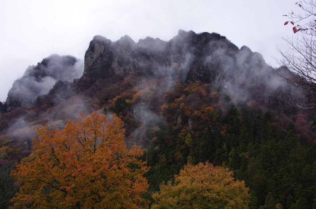 霧まく妙義山
