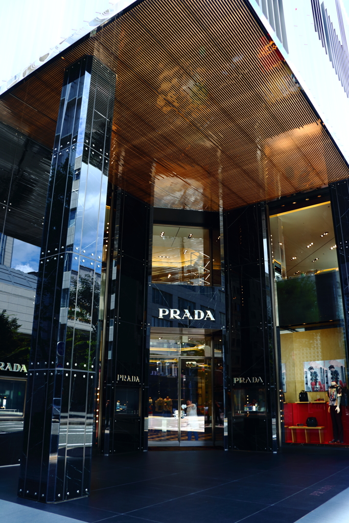 PRADA'S ENTRANCE 