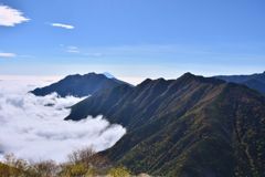 雲海にそびえ立つ