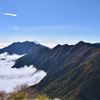 雲海にそびえ立つ