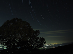 夜景と星の軌跡