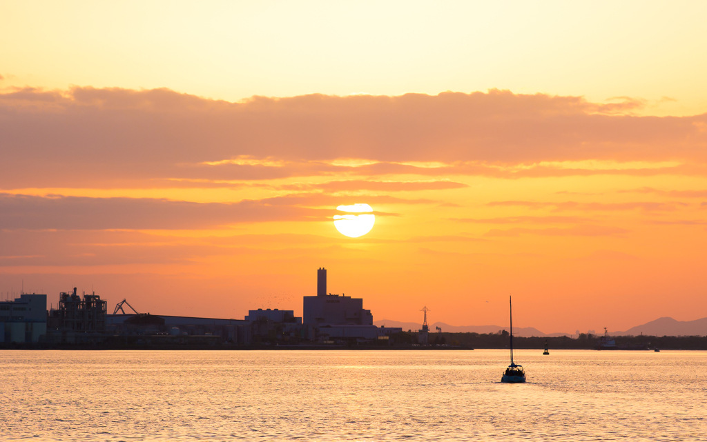 夕日と船