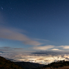 秋の星空と街明かりに光る雲海