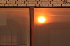 写り込む夕日