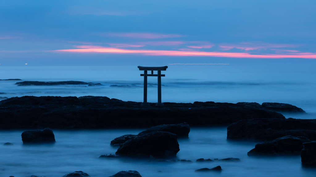 水平線と雲の間に