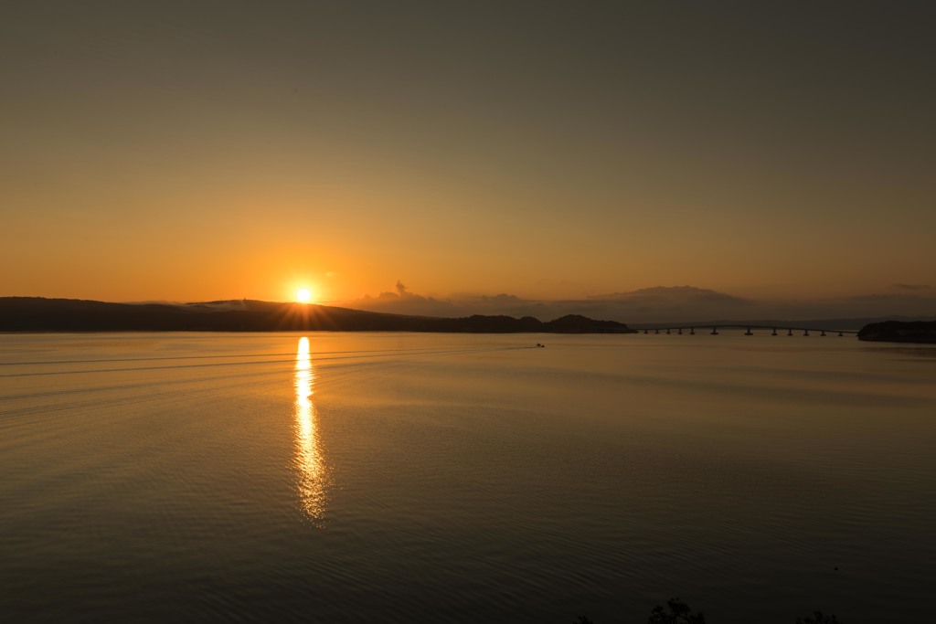 日本海からの朝日