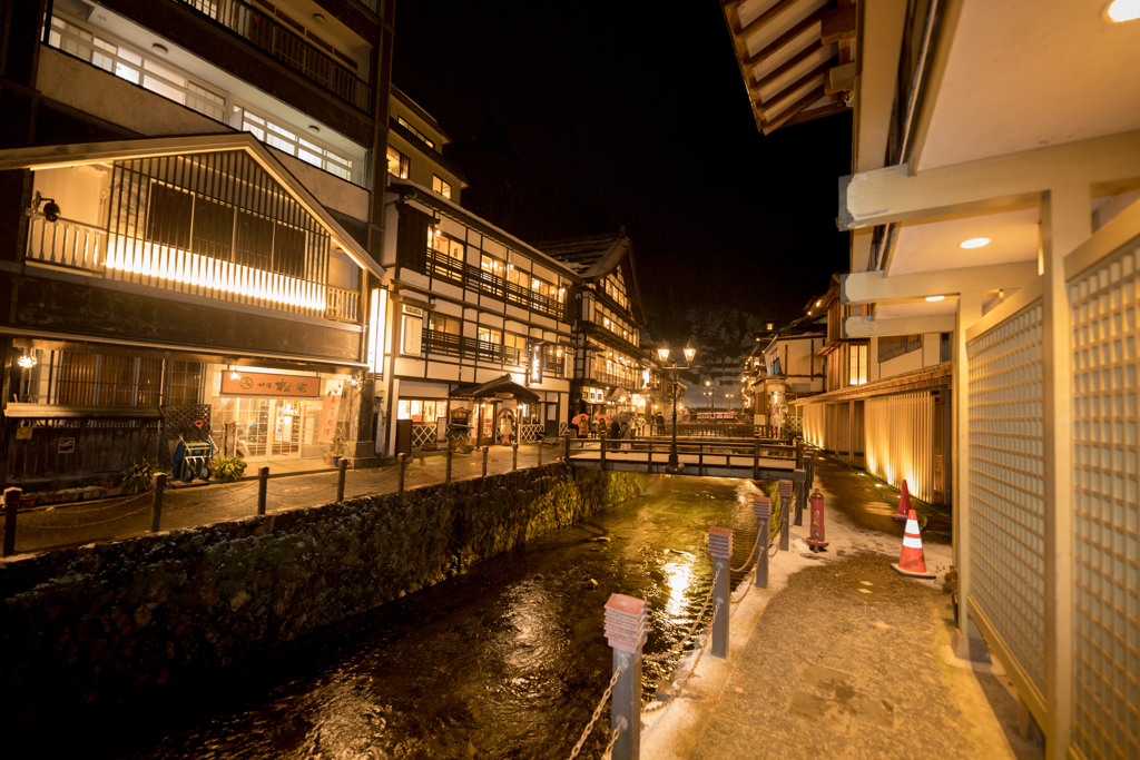 黄金色に輝く銀山温泉
