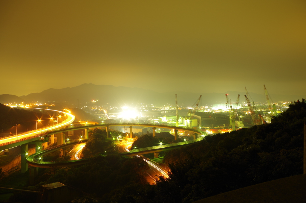 来島海峡大橋から造船所への夜景