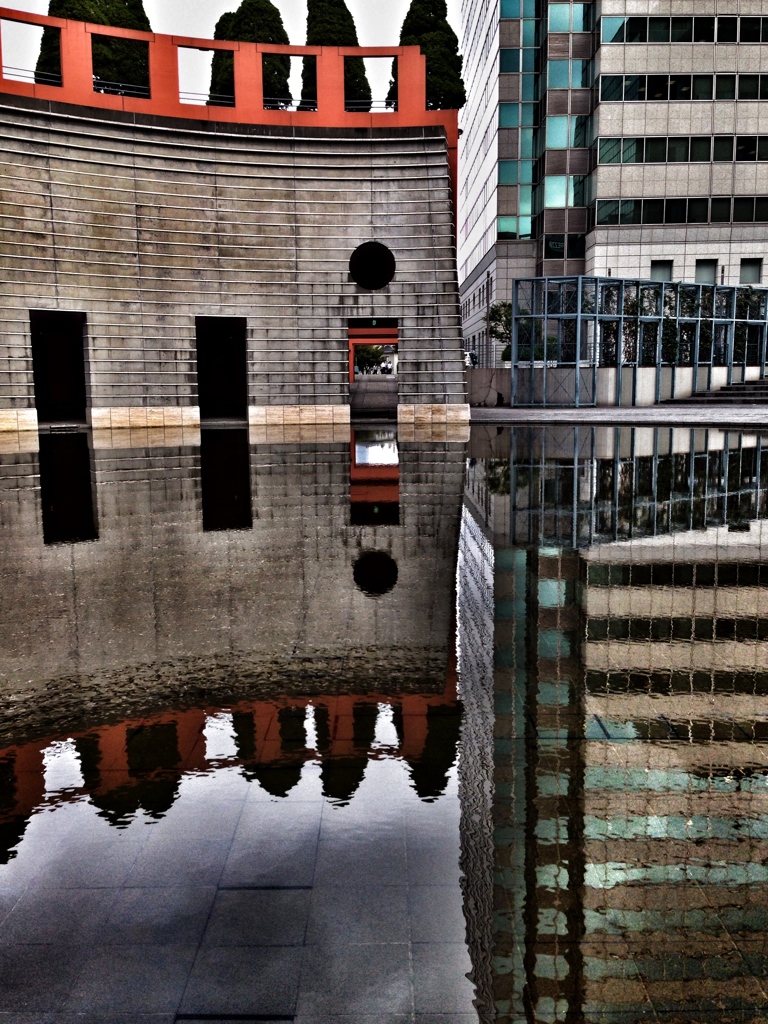 水面に写る建造物