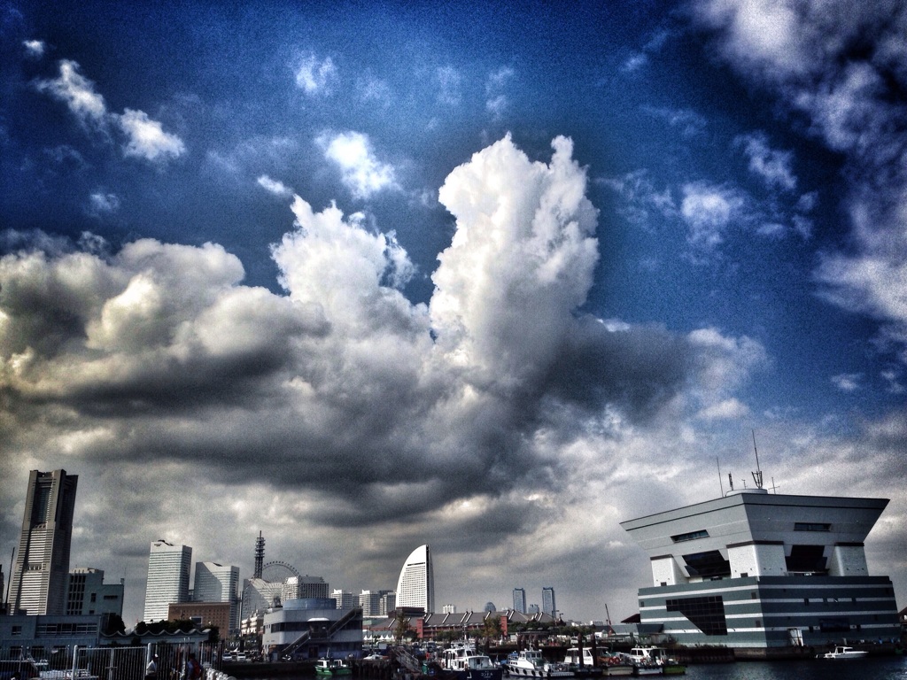 港横浜の空