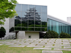 博物館に写り込んだ姫路城