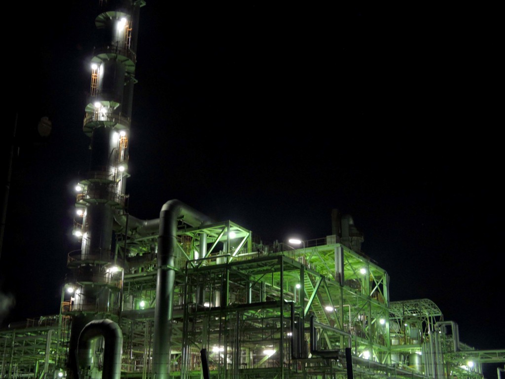 夜の工場