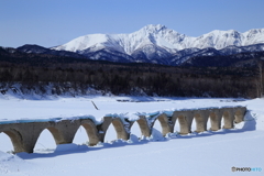 タウシュベツ川橋梁と二ペソツ山