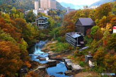 紅葉の温泉街