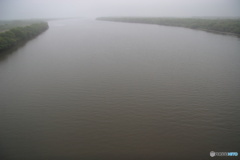 煙る大河