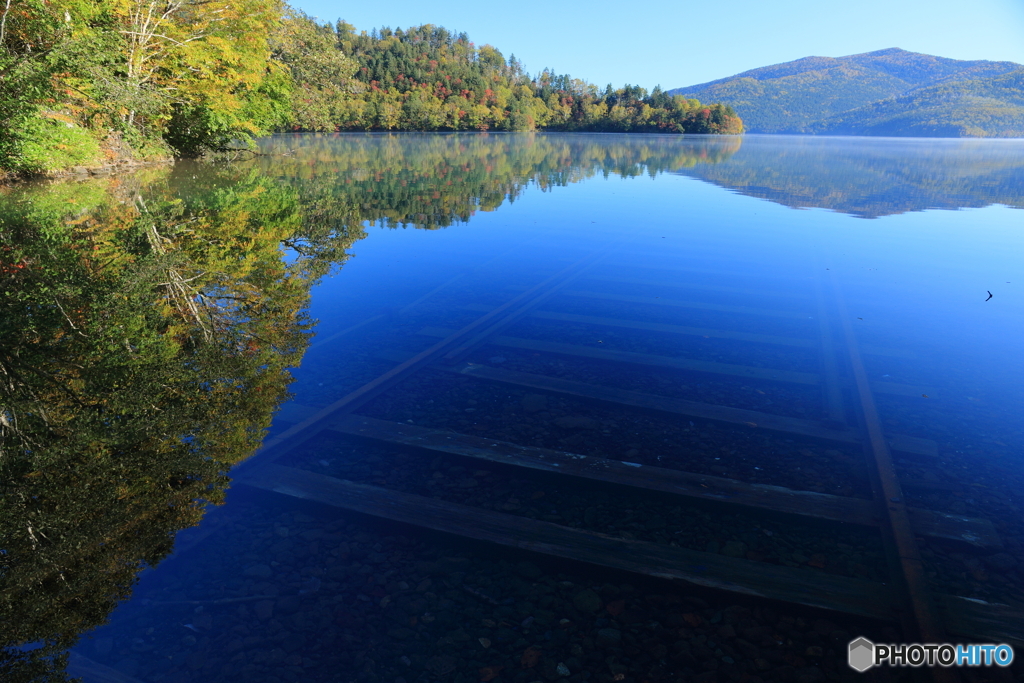 秋の湖底線路