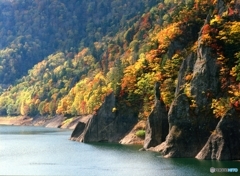 紅葉のダム湖