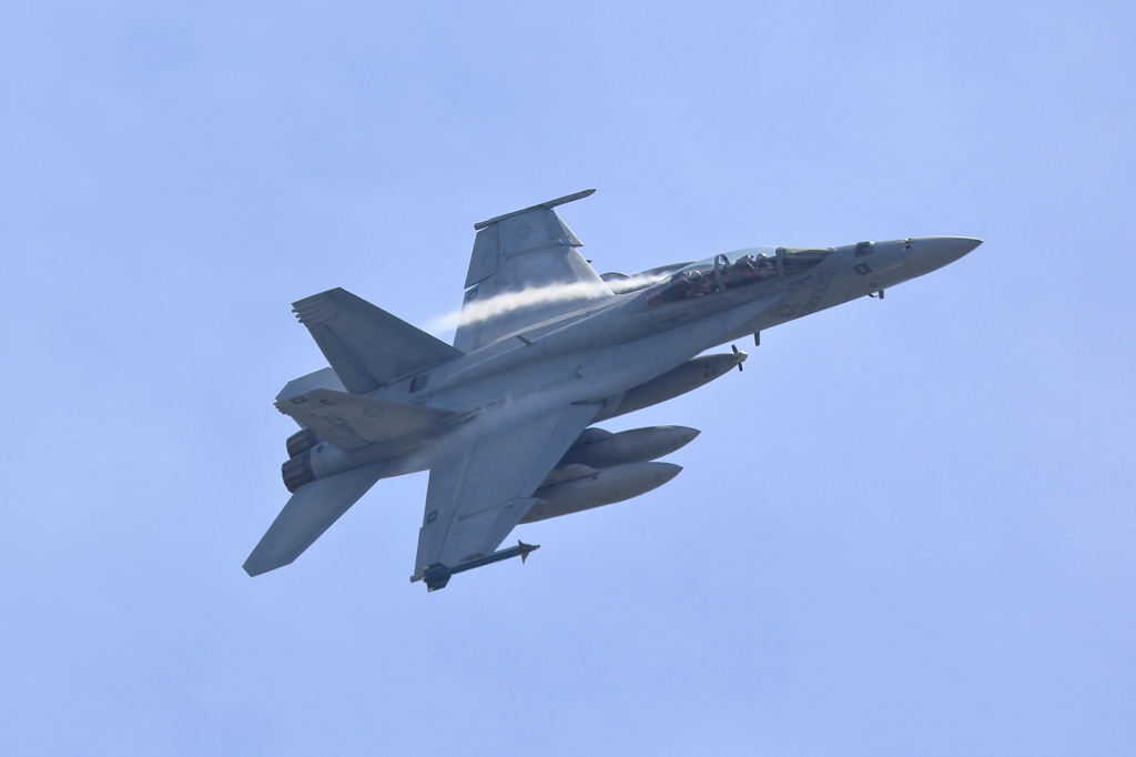 空を裂く