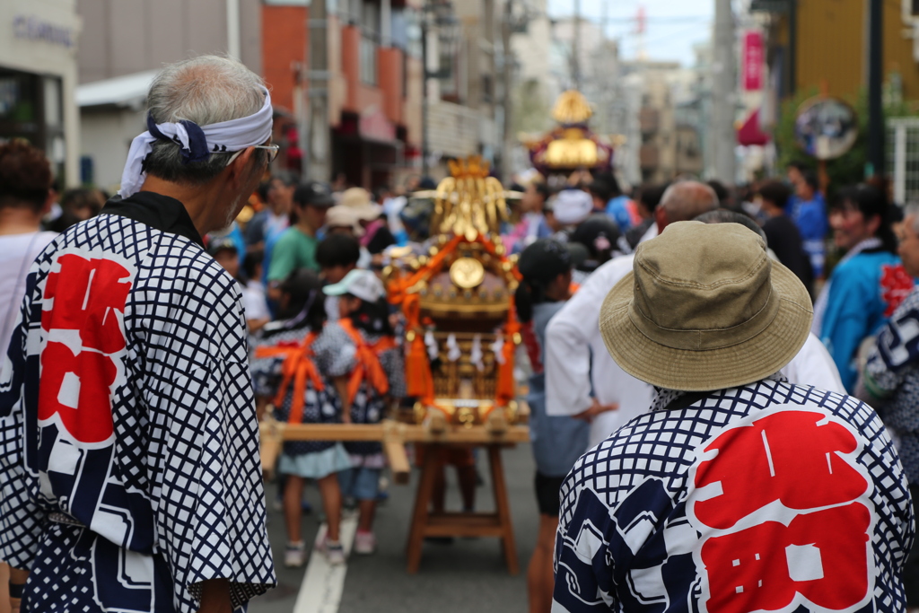 地域を見守る優しい背中